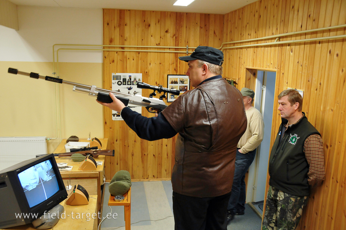 Toomas näitab lähteasendi ette